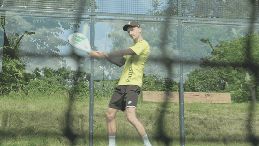 Padelspieler am Ende einer Rückhand